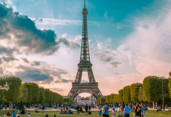 国庆假期，全国国内旅游出游5.15亿人次，国内旅游收入3890.61亿元